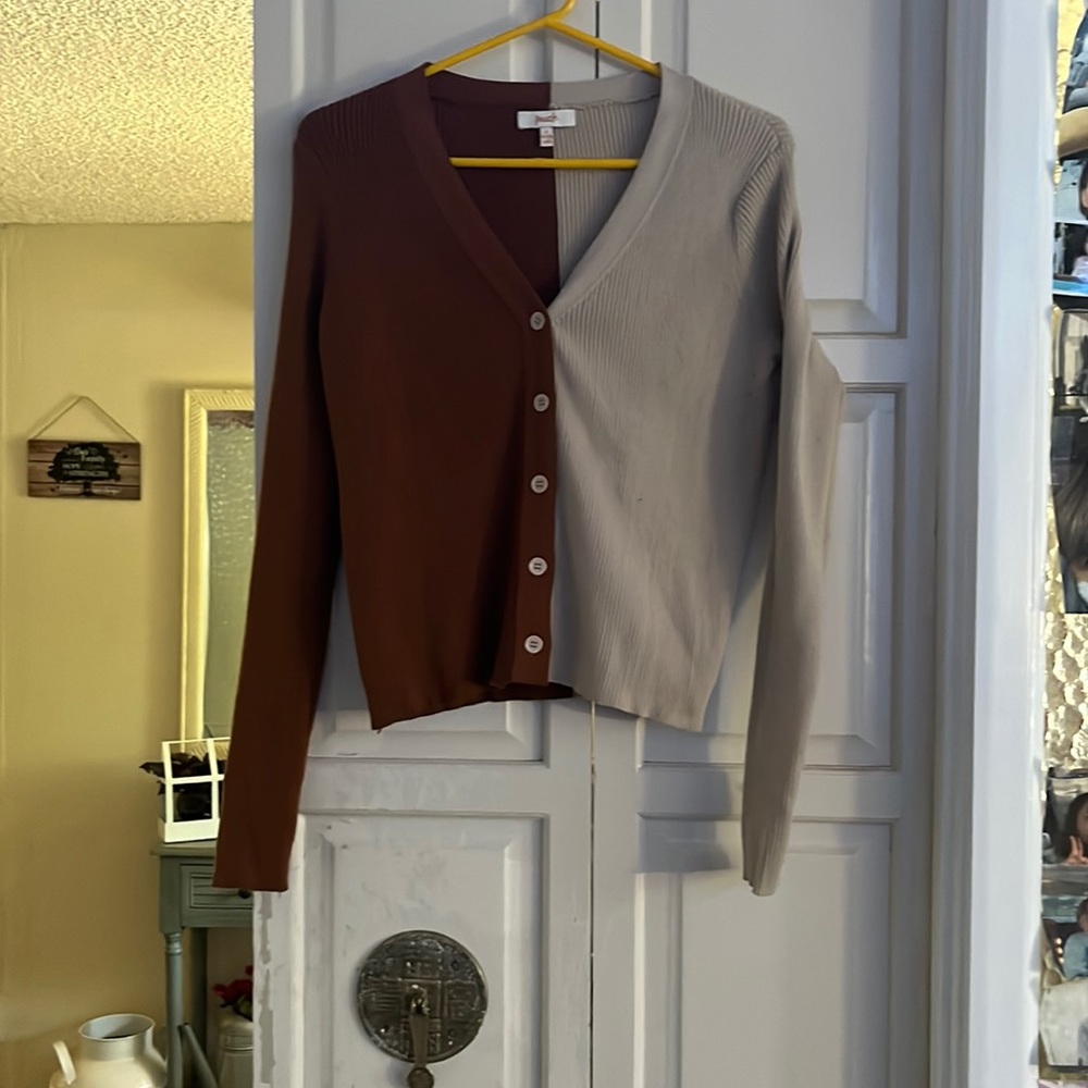Women’s b-neck button up split color sweater